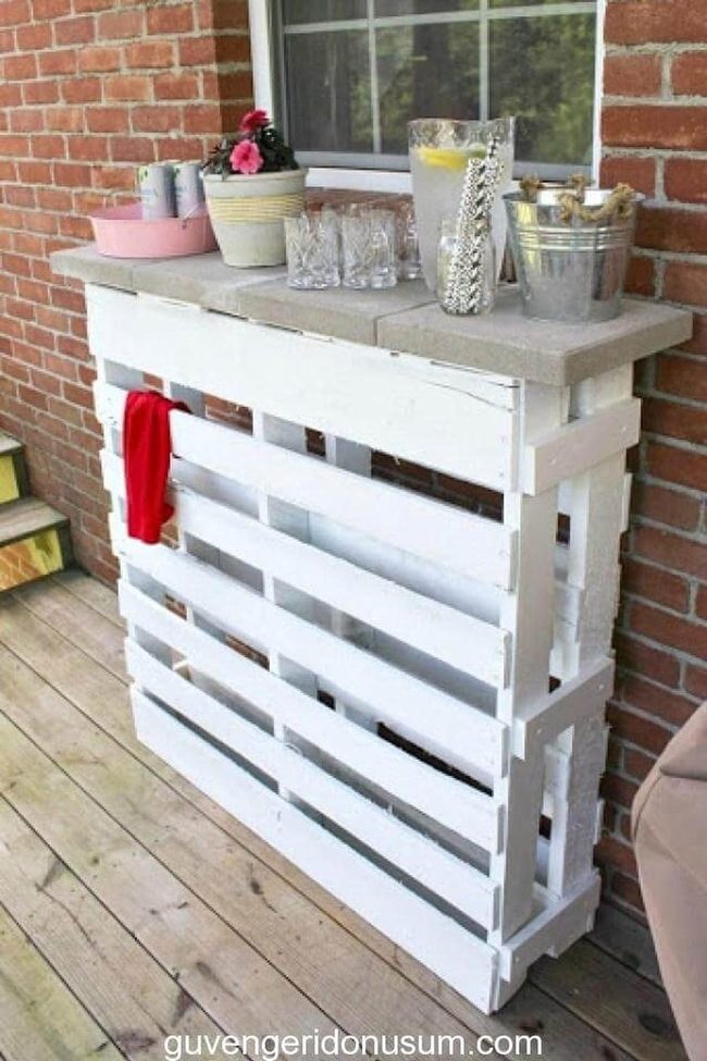 Pallet Bar Perfect For Tiny Patios