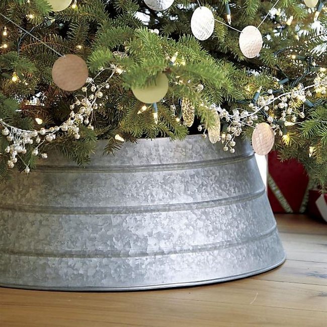Emerald Tree, Golden Ornaments, Red Gifts