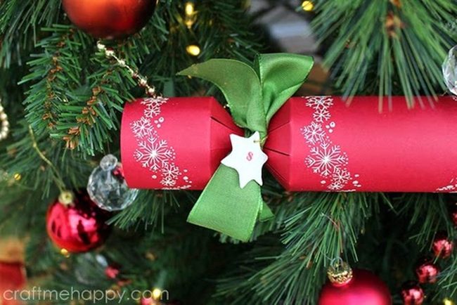 Red Snowflake Crackers In Pine