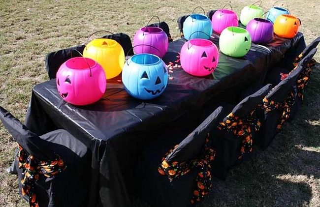 Pumpkin Buckets Serve Spooky Appetizers