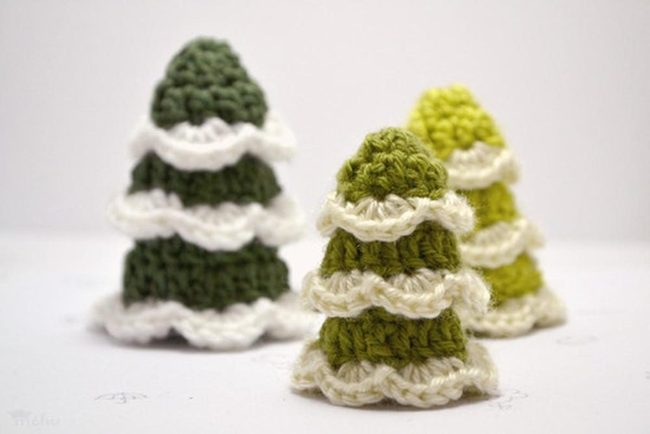 Green Yarn Trees With White Scalloped Details