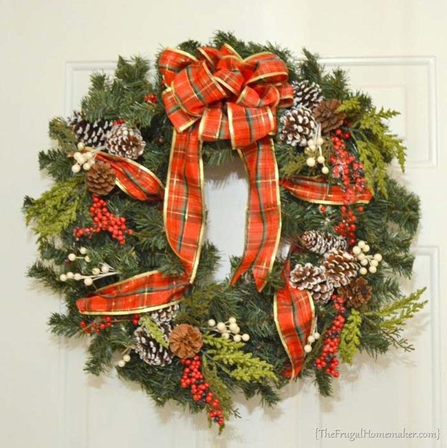 Green Wreath, Golden Ornaments