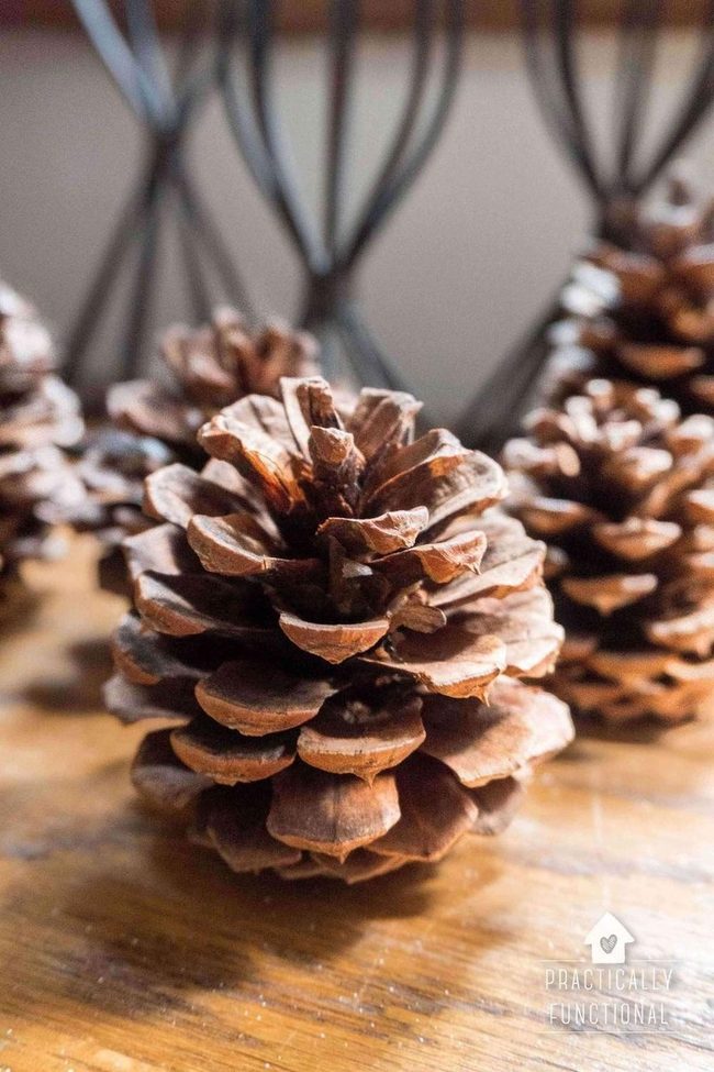 Brown Pinecones Metal Candlelight