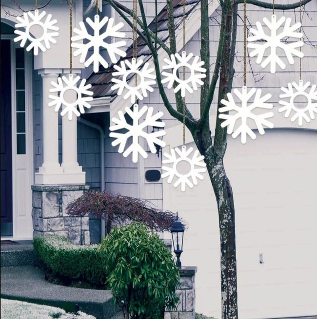 Gentle Winter Snowflakes In Motion