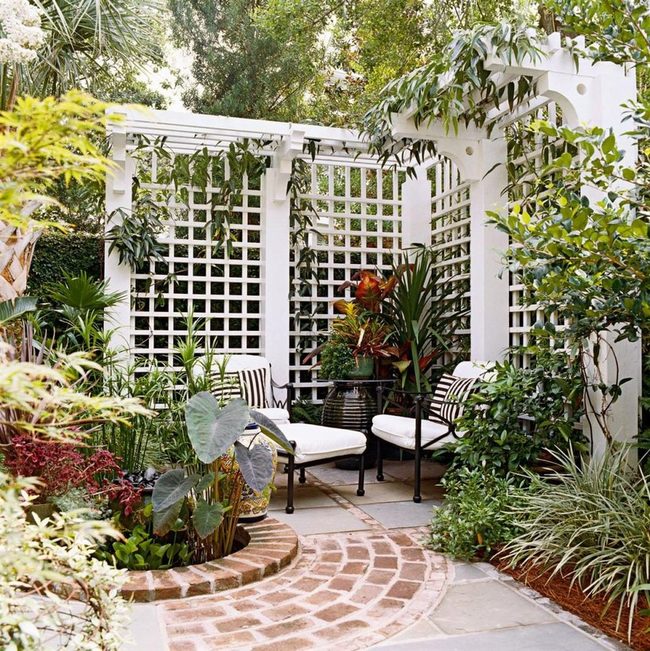 White Trellis Green Garden Escape