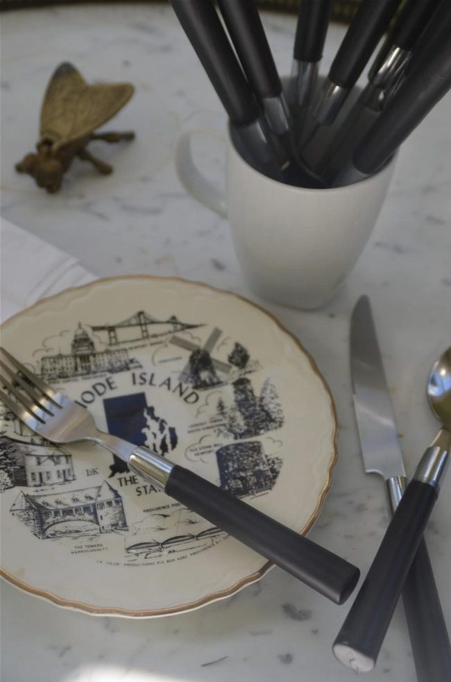 Rhode Island Plates, Marble, Black Cutlery