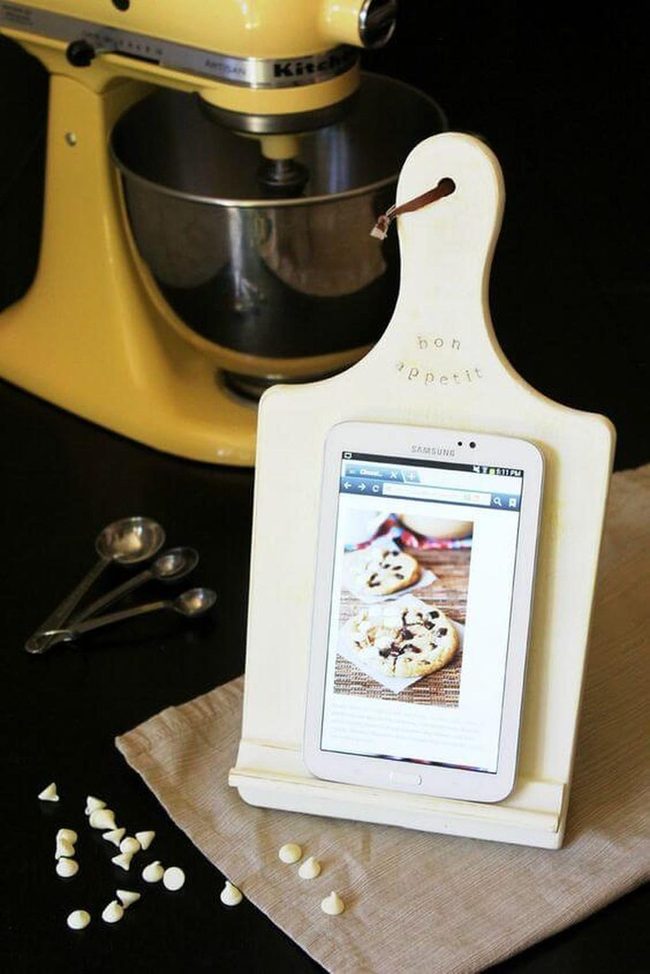 Cream Cutting Board Phone Stand