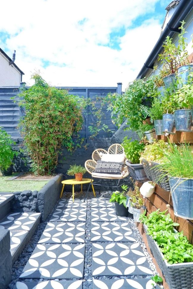 Black Geometric Garden Foundation