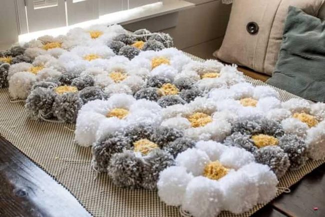 Soft Pompoms Three-Color Statement