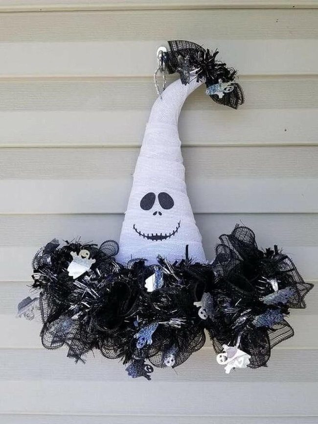 White Witch Hat Wreath Black Base