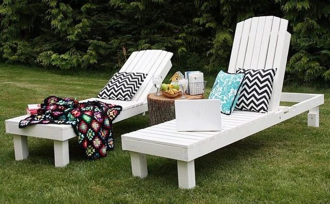 White Lounge Chairs With Zigzag Pillows