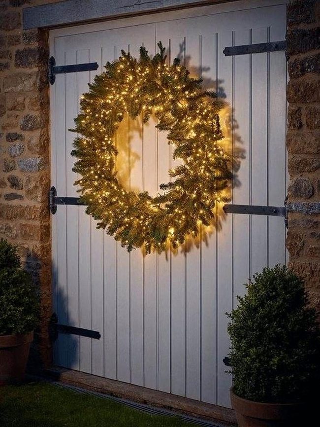 Lighted Wreath Green Entryway