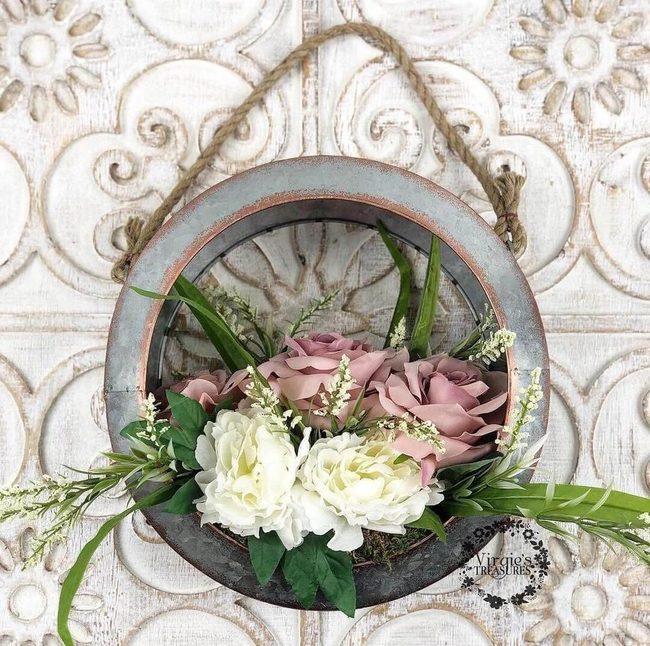 Metal Ring With Swappable Seasonal Displays