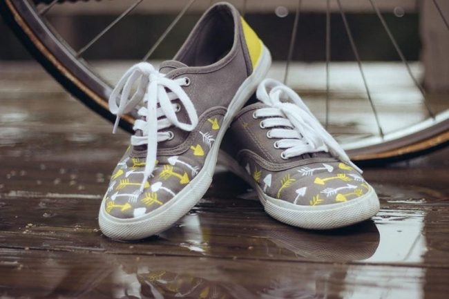 Yellow Arrow Gray Sneakers