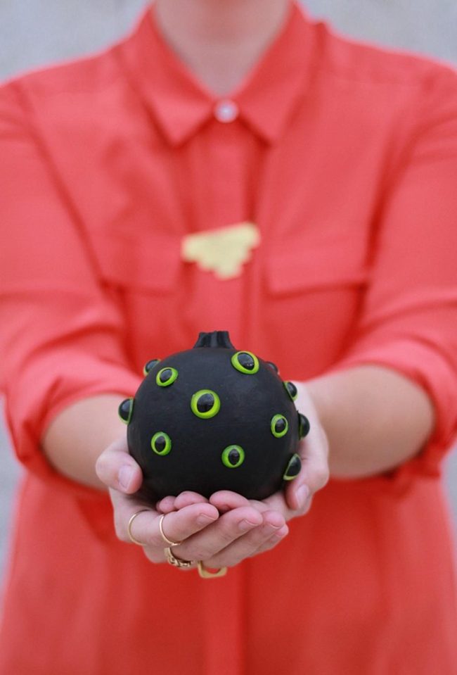 Red Sleeves Gold Rings Black Circle