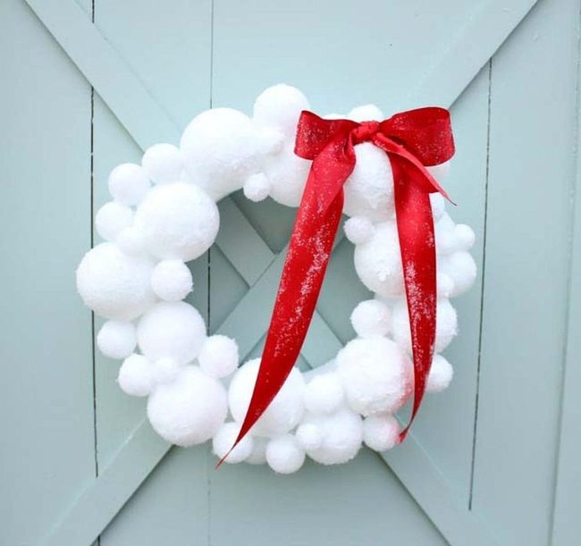 Snowball Wreaths Bring Indoor Winter