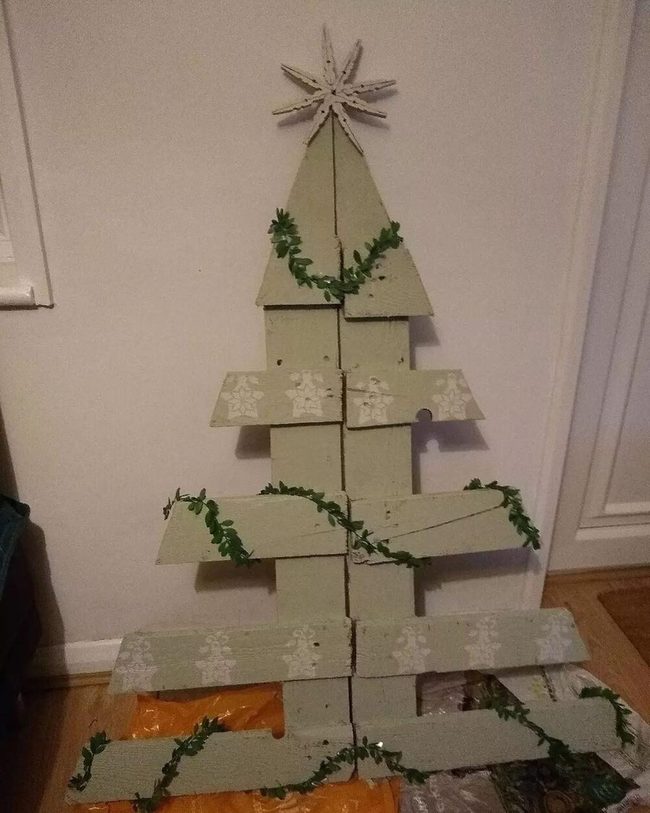 Clothespin Star With Handprint Greenery