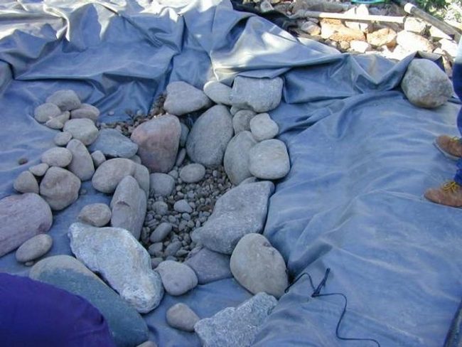Black Liner Garden Pond With Natural Stone Edges
