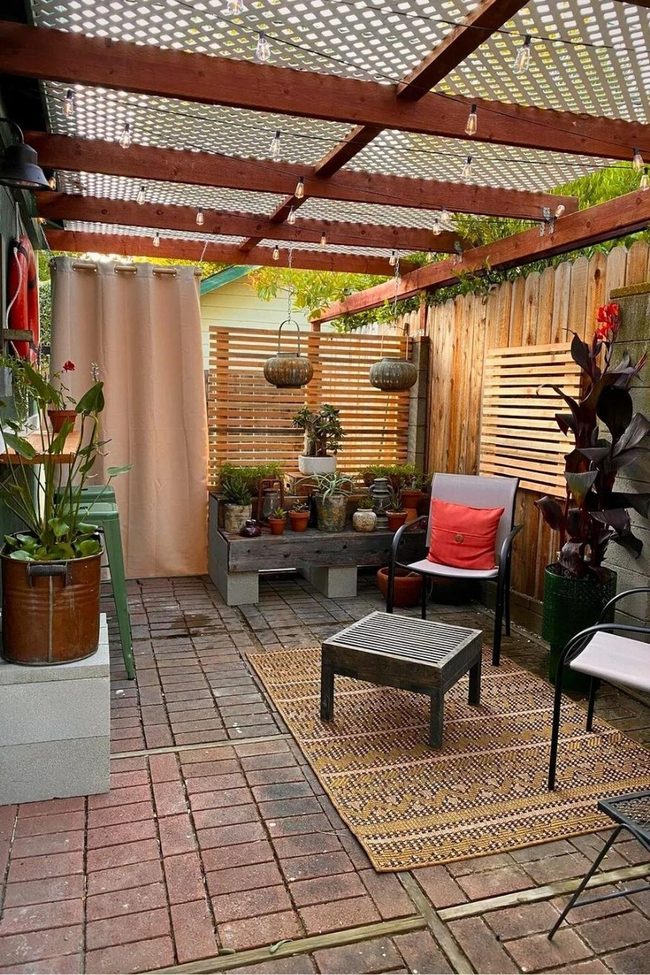 Backyard Alfresco Room With Slat Walls