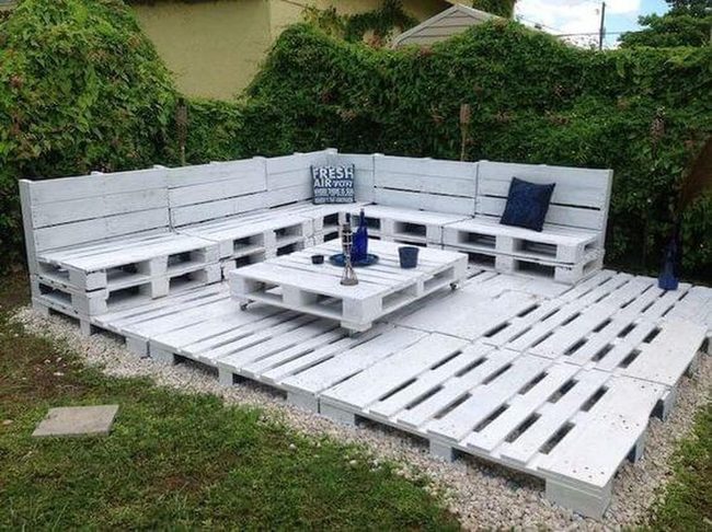 White Pallet Lounge Garden