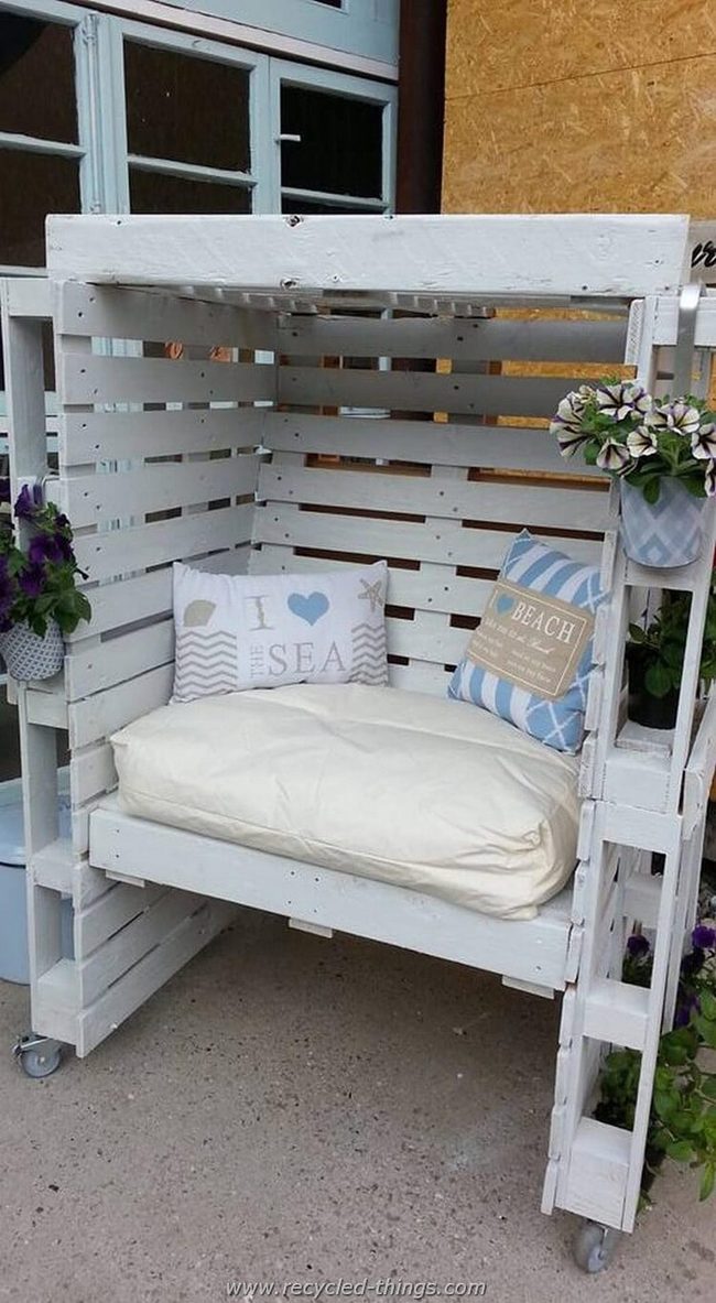 Pallet Wood Cushion Nook