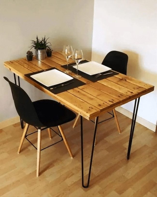 Wood Grain Dining Elegance