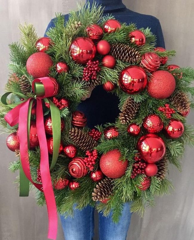 Green Pine Branches Red Ornaments Circle