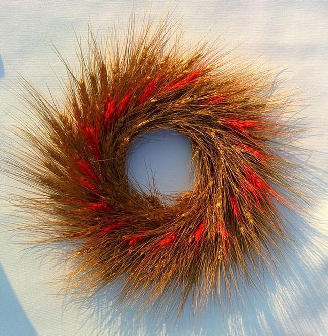 Woven Grass Circle Red Accents