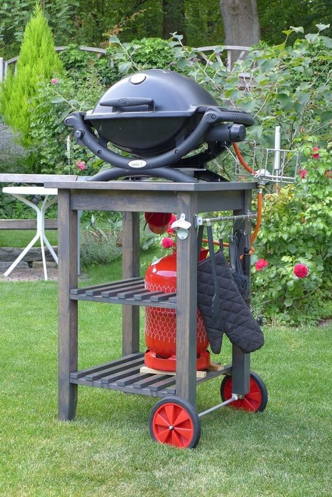 Red Wheels, Black Grill Station