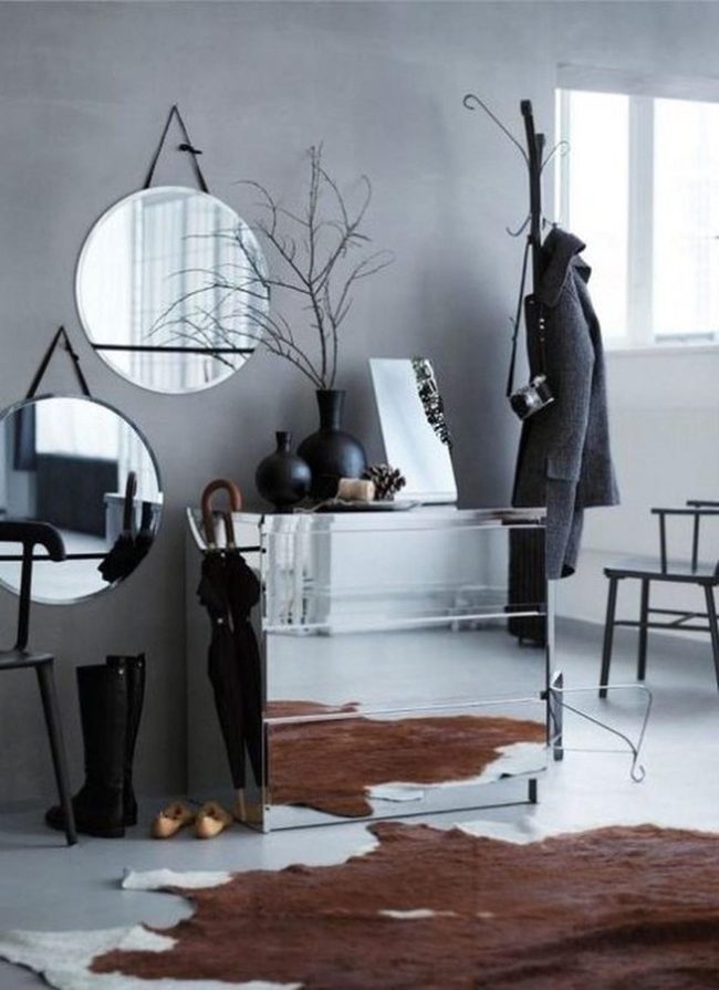 Light-Filled Gray Space With Reflective Mirrors