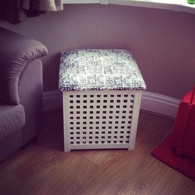 Red Bag Brightens Neutral Room