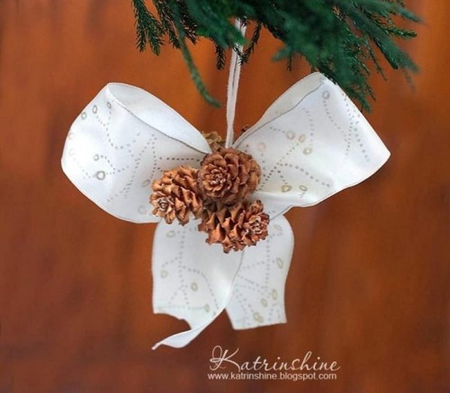 Pinecone Ribbon Gold Bow