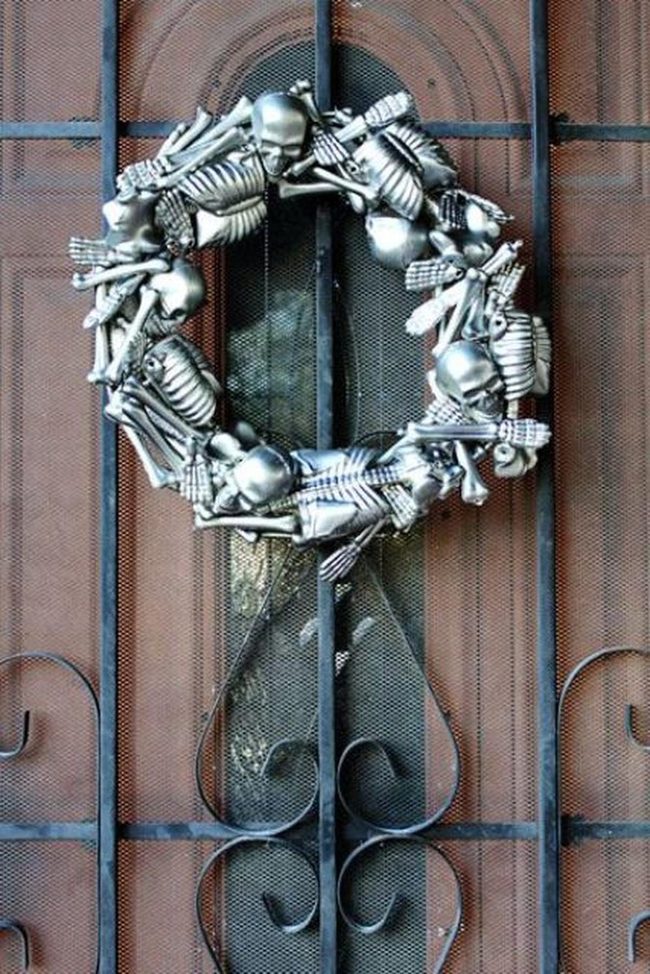 Metallic Bones Circle Gate