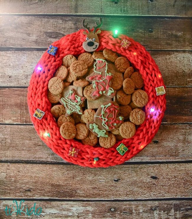 Red Knitted Wreath With Glowing Cookies