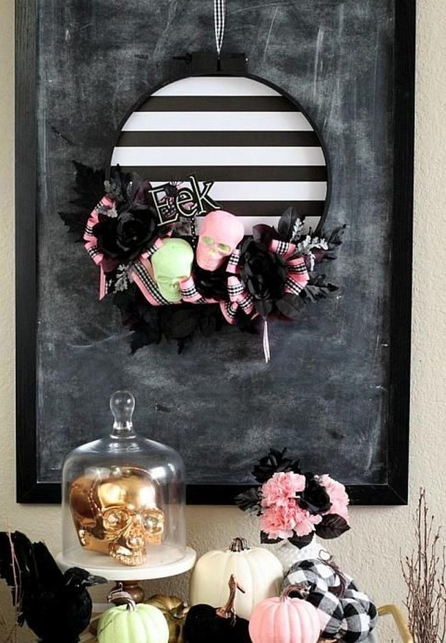Black Striped Wreath With Skull Details