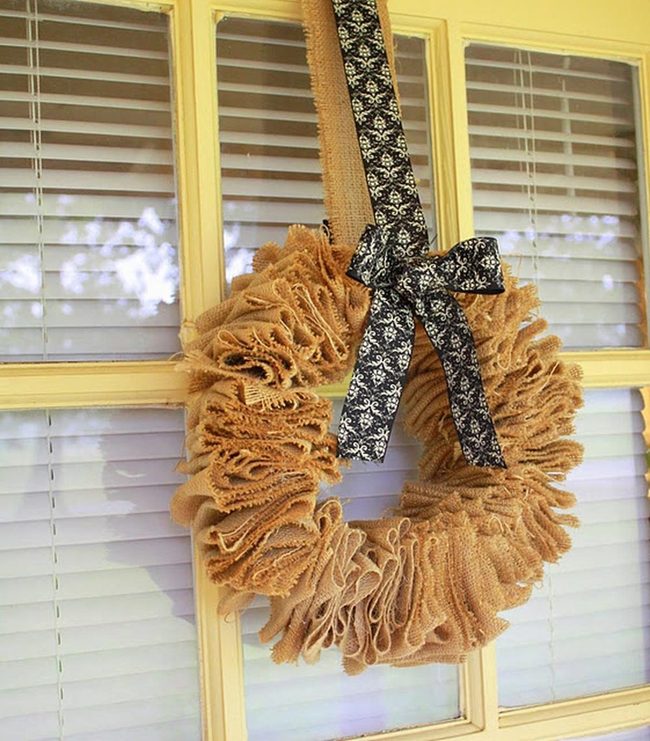 Brown Burlap Wreath With Floral Contrast