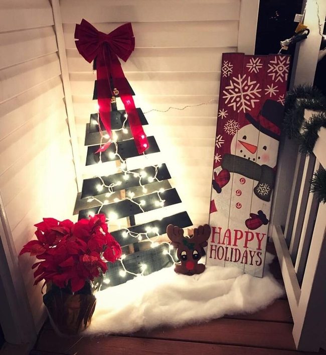 Red Bow Wooden Trees With Lights
