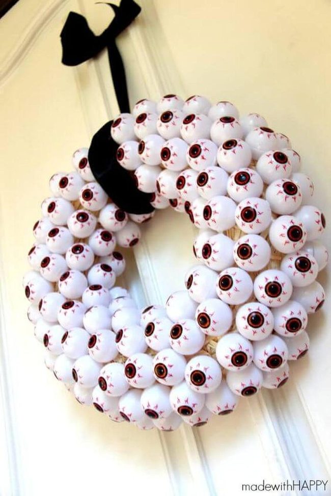 Staring White Eyes Wreath