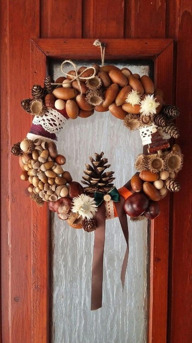 Pinecone Wreath Brown Door