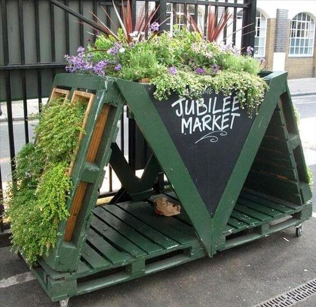 Triangular Green Wall On Wheels