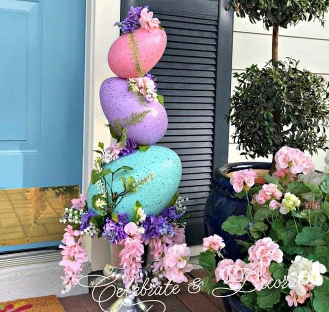 Oversized Wire Eggs Spring Welcome