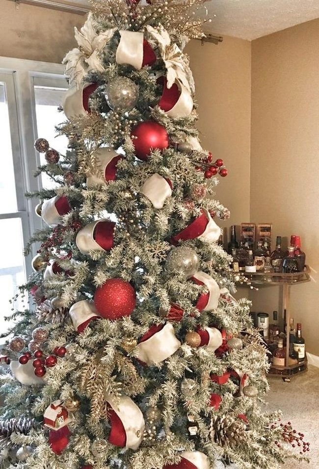 Green Tree Silver Ornaments Red