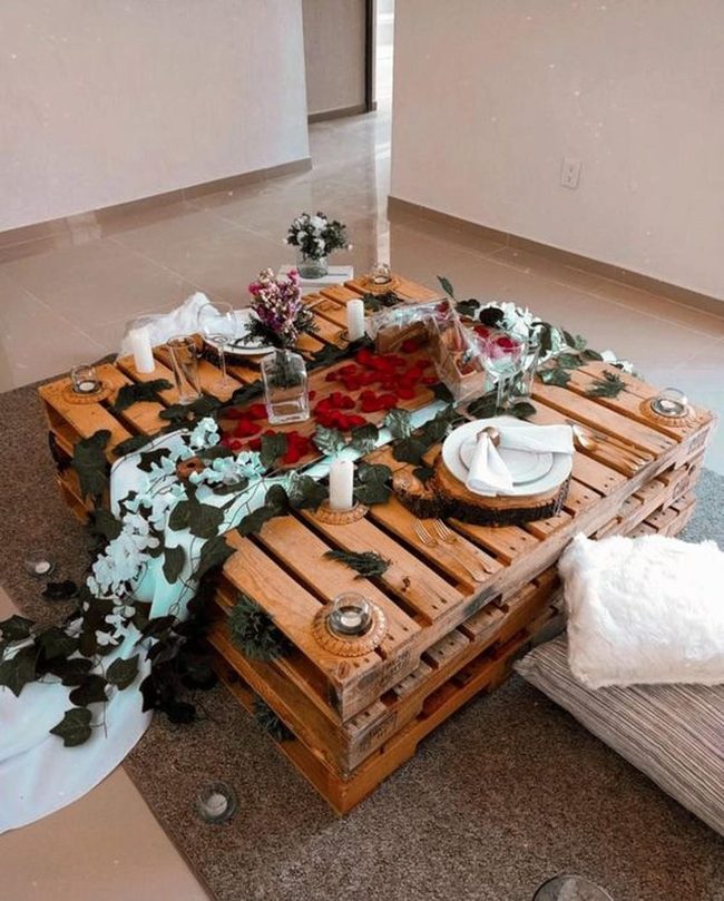 Red Petals Wooden Pallet Dining