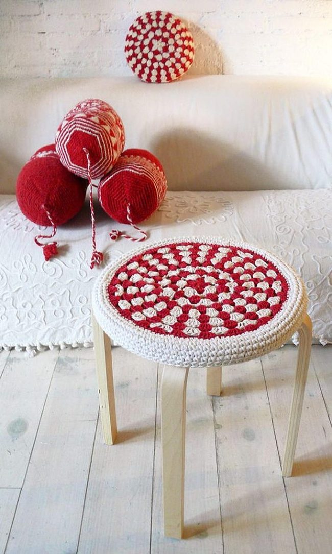 Red Yarn Craft Corner