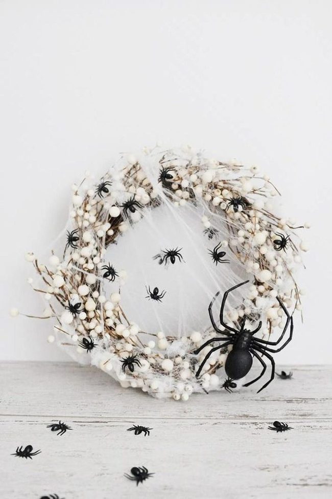 Black Spiders White Berries Wreath