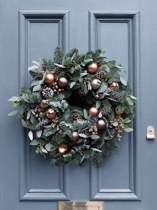 Pine Cone Wreath With Gold Accents
