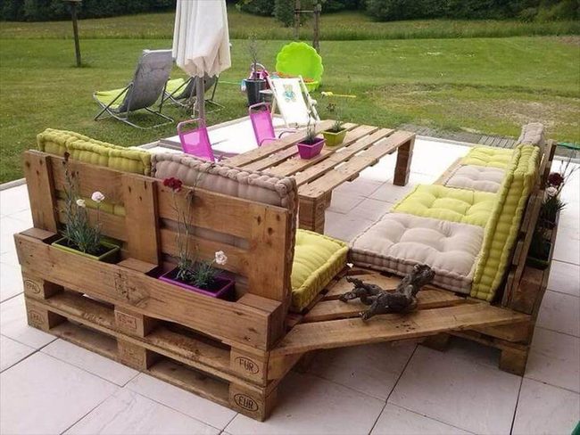 Pallet Wood Bench With Built-In Planter