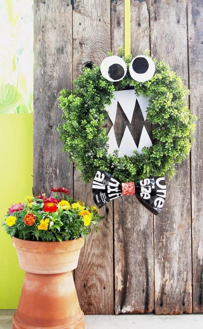 Googly-Eyed Wreaths Lime Green Spark