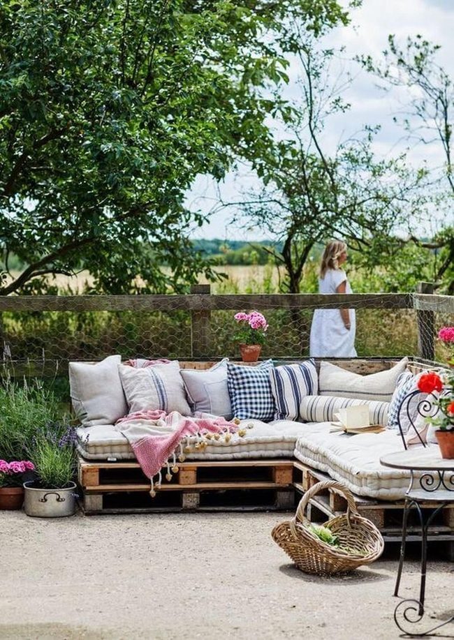 Green Garden Lounge Escape