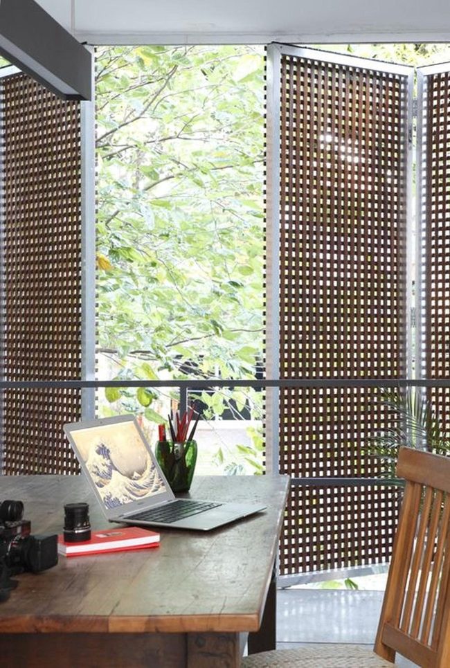 Wooden Lattice Light Patterns